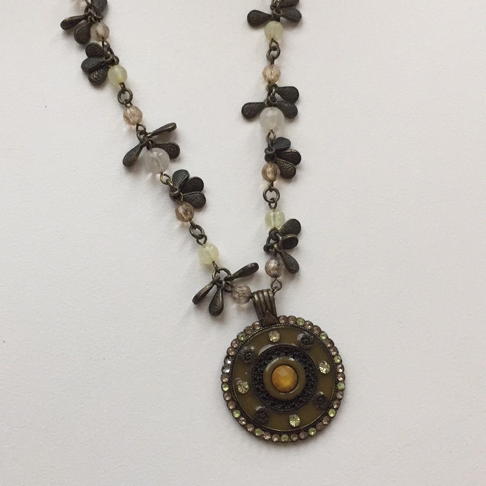 Medium length metal tones pendant necklace